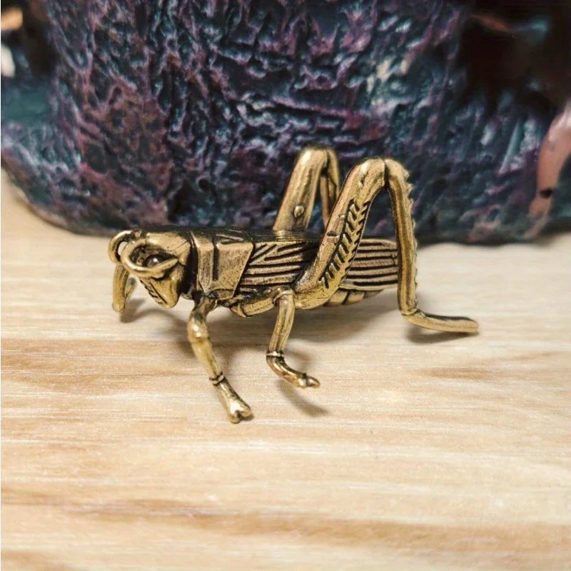Estatuilla de saltamontes de latón, insecto coleccionable hecho a mano, adorno animal decorativo de mesa, ideal para colecciones y regalos