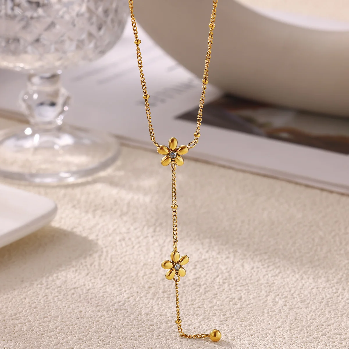 Zarte goldfarbene Edelstahlkette für Damen, Y-Lariat mit Zirkonblume, Vintage-Transparenthorn-Anhänger, ästhetisches Geschenk – Detail 4