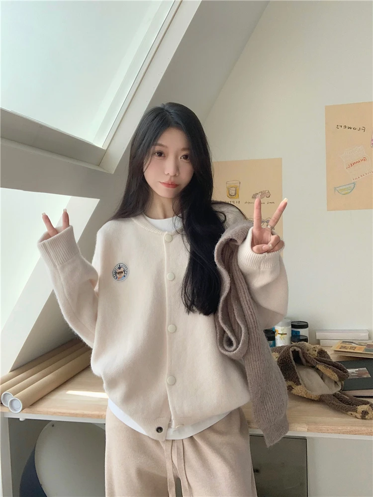 

ey Bear Embroidery Loose Fit round Ne Knitted Cardigan Women's Autumn Winter Faion Soft Versatile Knitwear Top