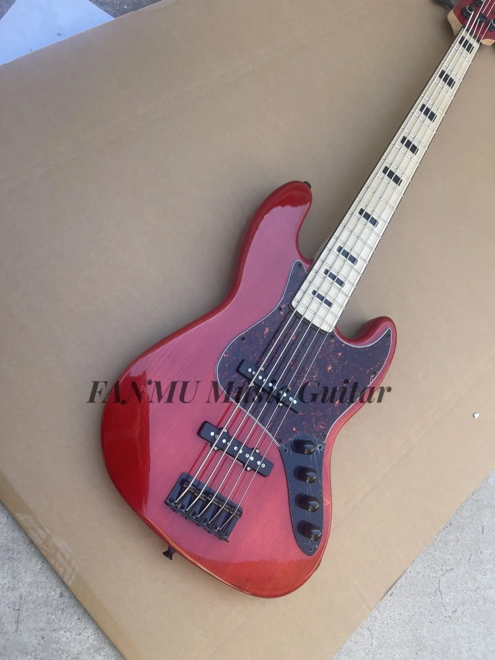 

Transparent red bass, 5-string electric bass, ash wood body, black fixed bridge, active battery, factory custom