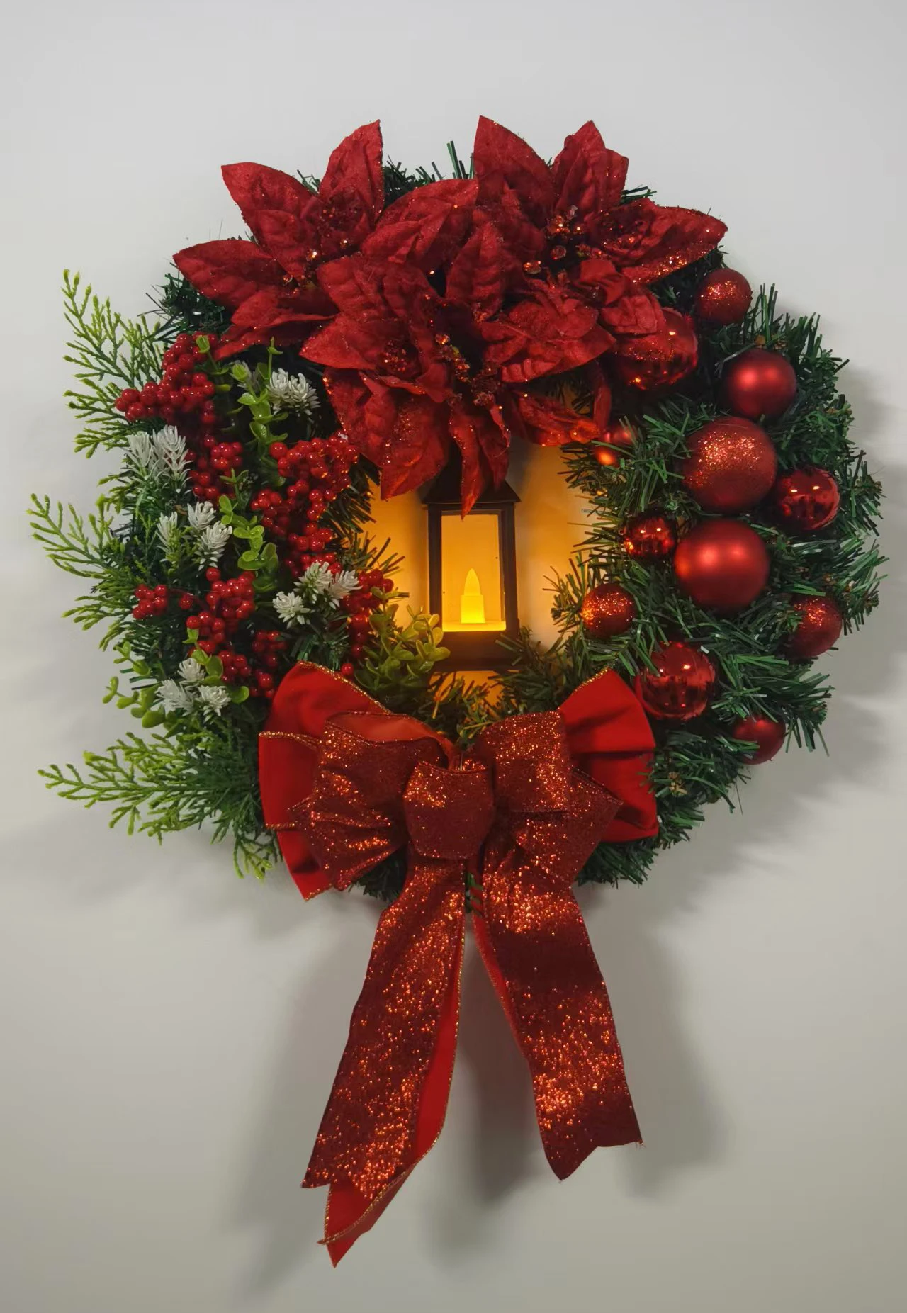 40 cm Weihnachtskranz mit Laterne, Haustürgirlande mit großer Schleife, saisonale Verzierung, Weihnachtsdekoration für Haustürwand – Detail 8