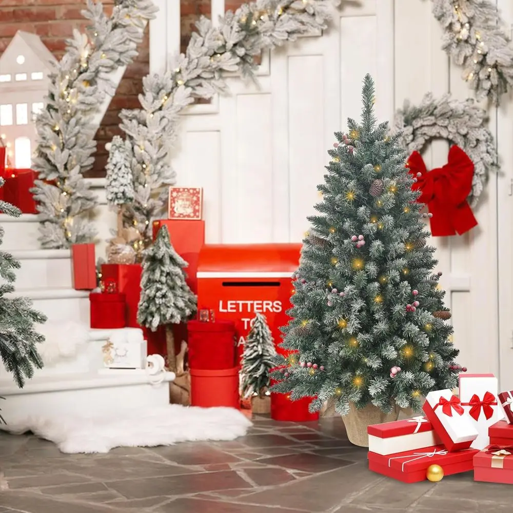 شجرة عيد الميلاد الاصطناعية ذات الرؤوس الثلجية بطول 4 أقدام مع 336 فرعًا، و20 توت أحمر، و14 كوز صنوبر، و100 مصباح LED، وقاعدة من الخيش