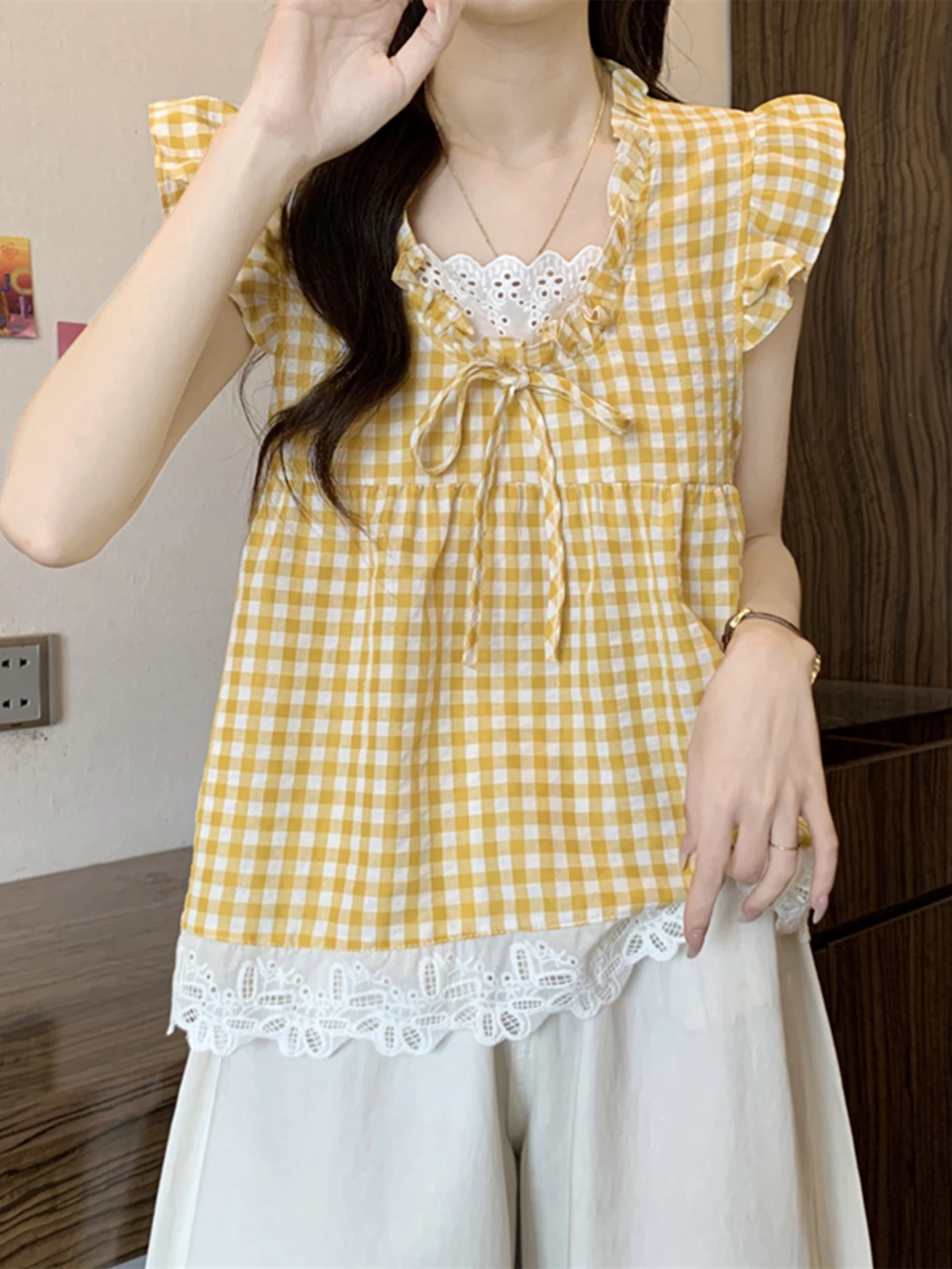 

Летняя женская блузка Dopamine Sweet Plaid с рукавами-крылышками, кружевными вставками, V-образным вырезом, свободного кроя, на пуговицах, с коротким рукавом