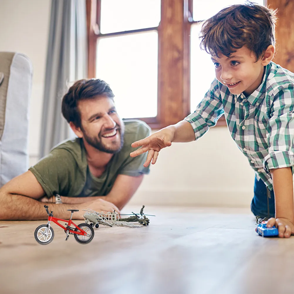 2 Sets Finger-Fahrrad Mini Aluminium-Legierung Fingerfahrrad Desktop-Entspannungsspiel Fingerspitzen-Bewegungsspiel Unterhaltungssammlung