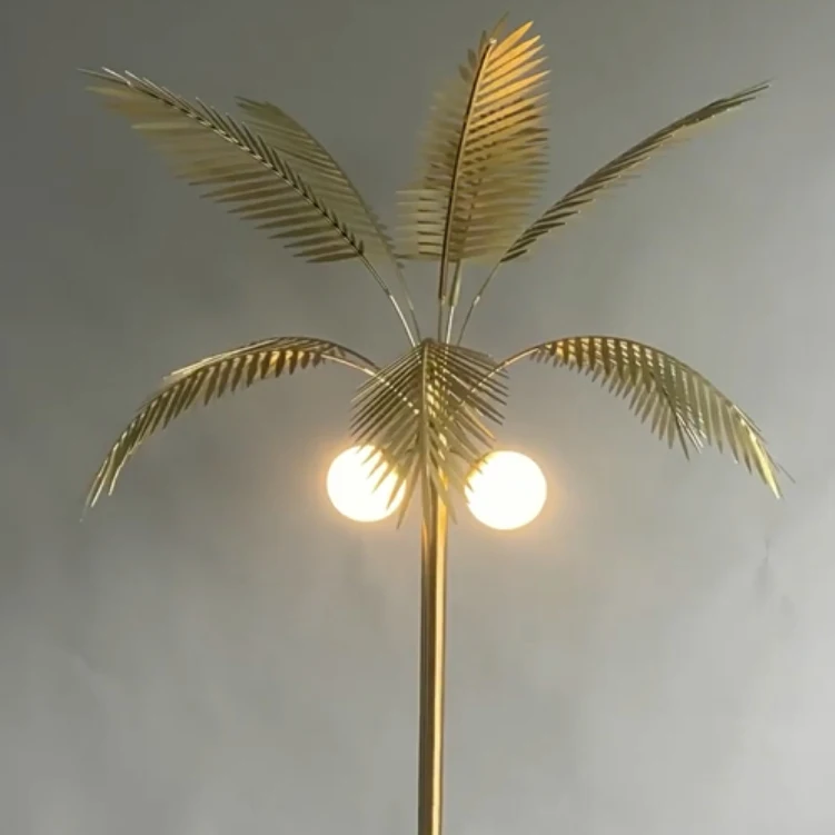 錬鉄製のスタンドランプ ココナッツの木の装飾 リビングルーム 鮮やかな金箔のフロアランプ ヴィラ ホテルロビー