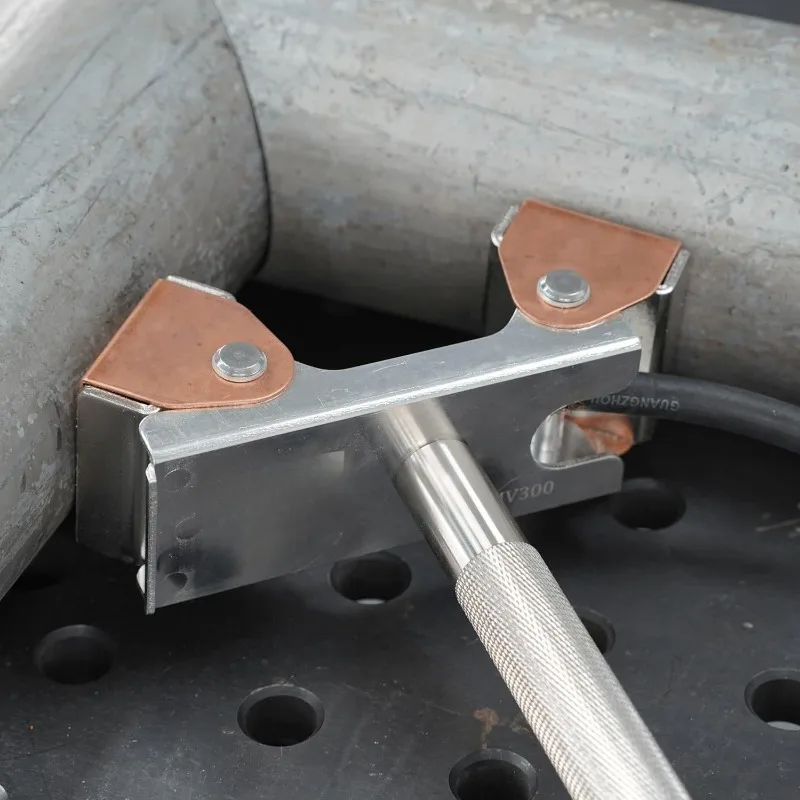 Simple, practical and durable, high-temperature polar V-block tool
