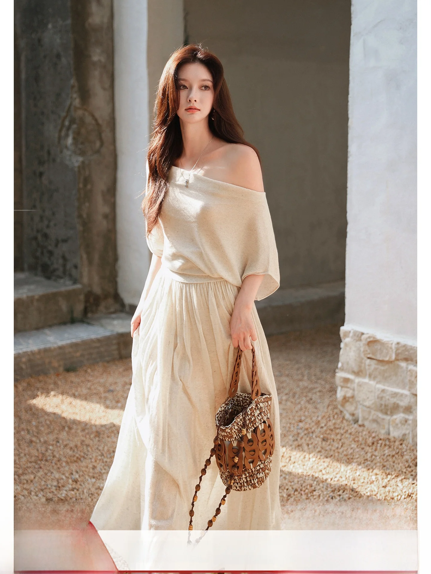 

Летний женский вязаный комплект: свободный топ с круглым вырезом и коротким рукавом, а также юбка миди с высокой талией. Повседневный модный комплект из двух предметов.