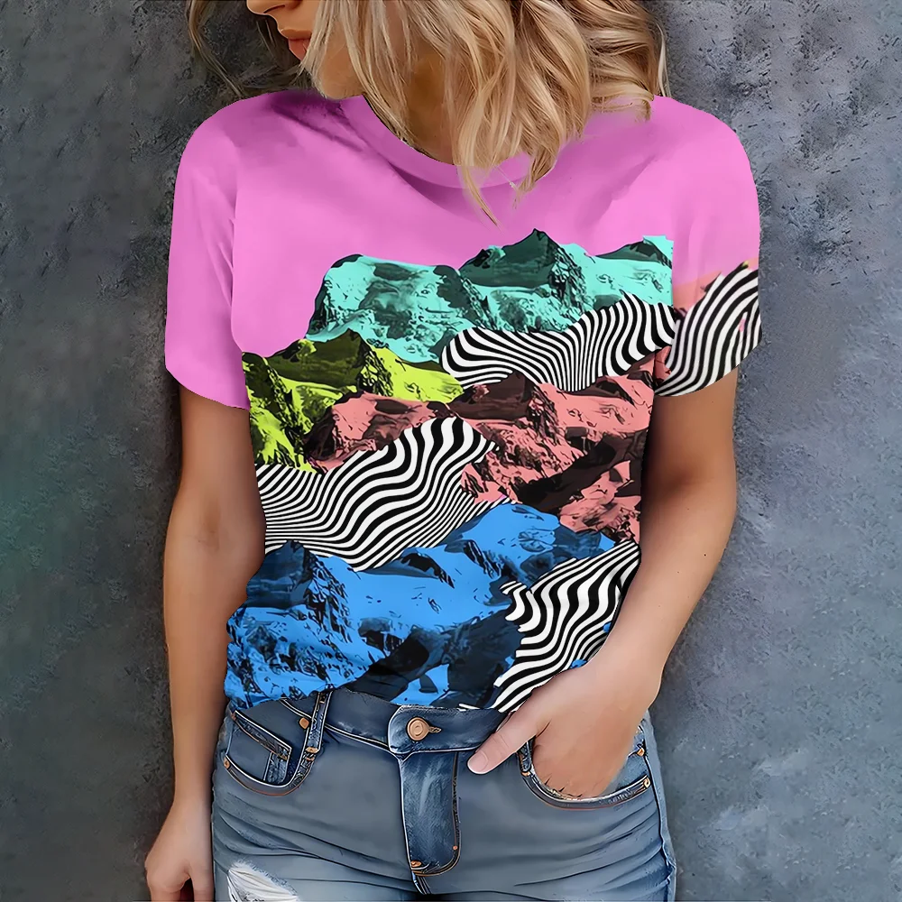 

Женская розовая футболка с абстрактным горным узором и принтом - летний повседневный стиль, удобный круглый вырез, короткий рукав