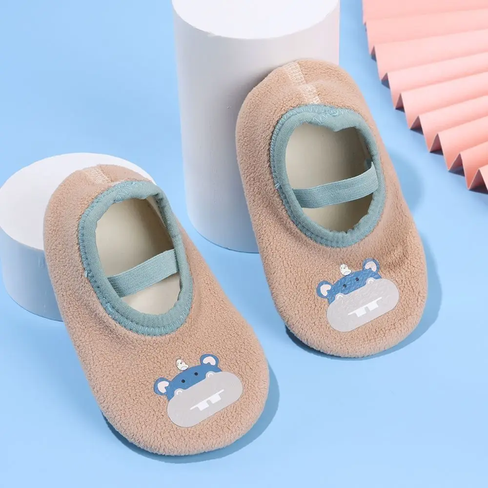 المطاط وحيد الطفل جورب المضادة للانزلاق الكرتون تصميم الرضع لينة سوليد أحذية وسادة دافئة خفيفة الوزن طفل النعال الجوارب الرضع