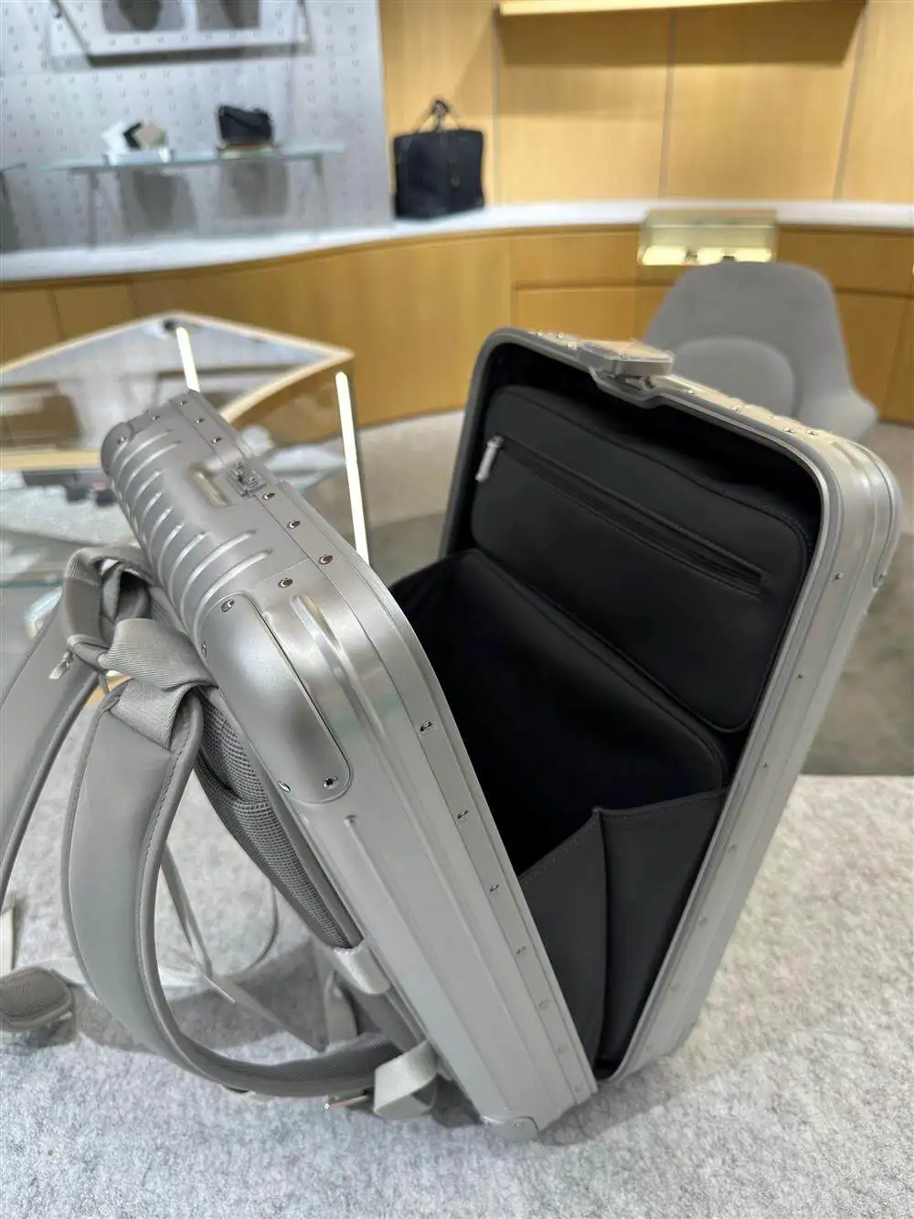 Aluminum magnesium backpack backpack