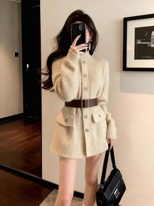 

Женское осенне-зимнее утепленное трикотажное платье А-силуэта с высоким воротником-стойкой и эффектом похудения, короткое