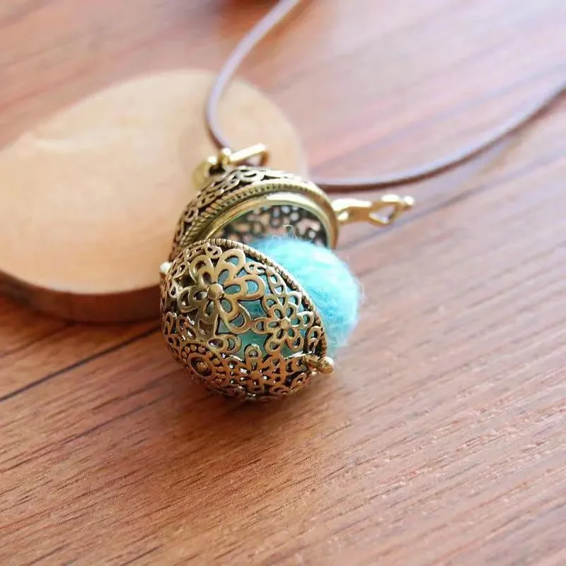 Vintage Brass Hollow Ball Locket Pendant Perfume Aromatherapy Essential Oil Diffuser DIY Necklace Keychain Ornaments Accessories