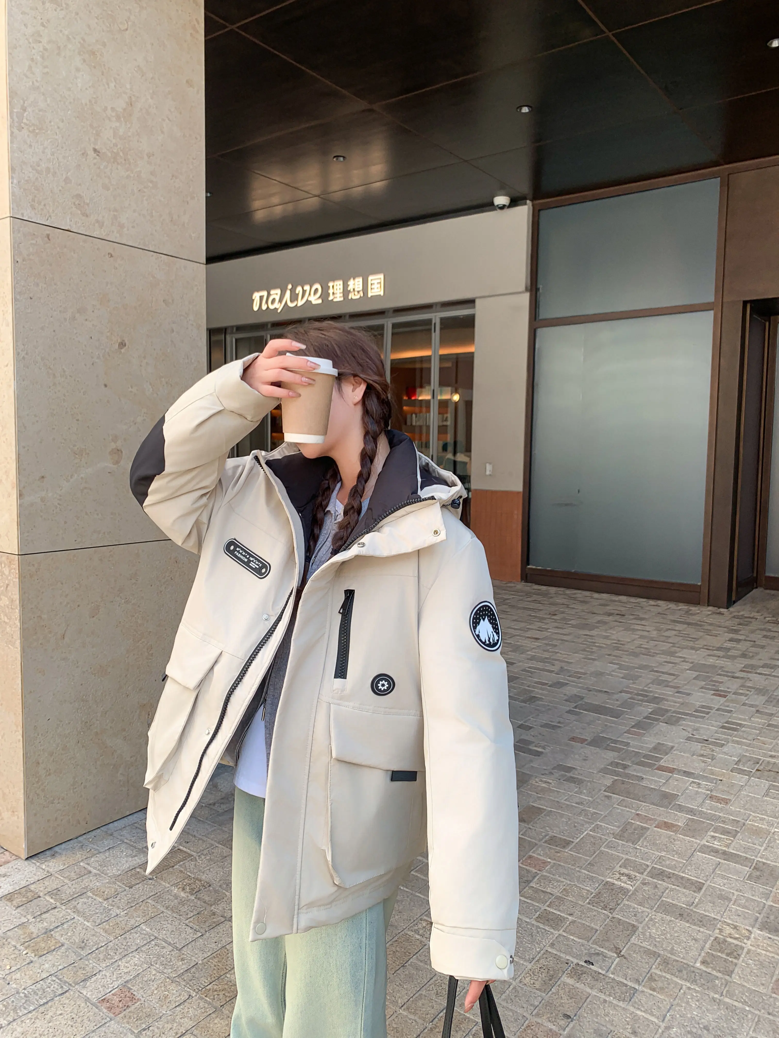 

Желтая женская зимняя парка из шерсти, свободного кроя, с накладными элементами, без воротника, на пуговицах, для работы и активного отдыха, декорированная