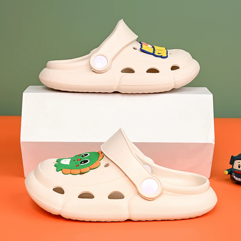 A pair of children's summer sandals, with soft soles, cartoon designs, and perforated holes. Model: HT-0055-2
