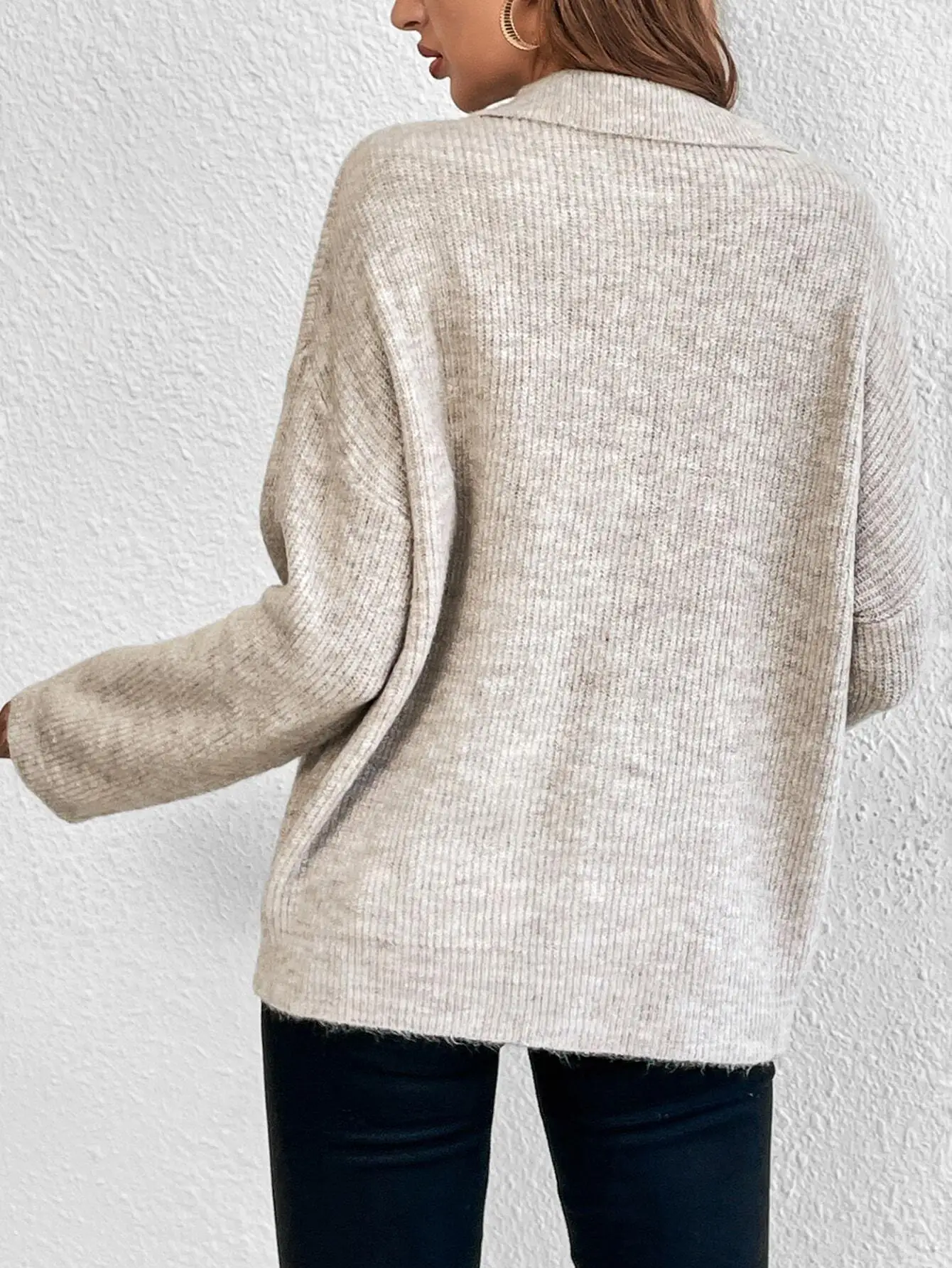 Damski sweter z dzianiny o luźnym kroju, z długim rękawem i wykładanym kołnierzykiem, jednolity beż, jesienne ubranie codzienne