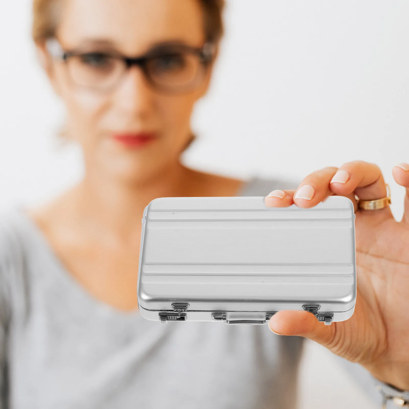 

Business Card Storage Box Aluminum Alloy Compact Briefcase Style Cards Organizer Portable Business Cards Holder Desktop Office