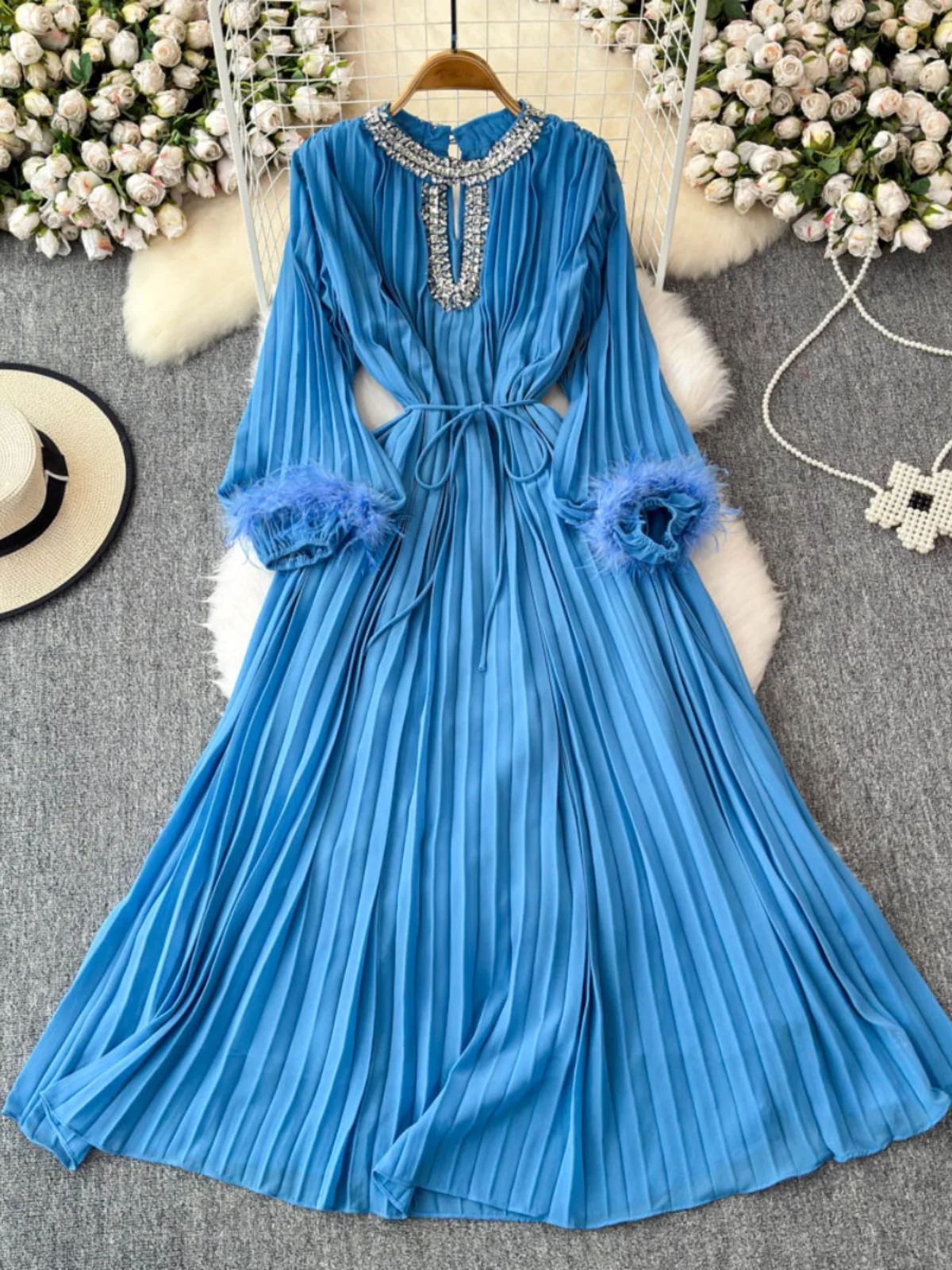 Vestido largo hoado deco con plumas de avestruz, escote con diamantes incrustados, falda acampanada de cintura alta de ...