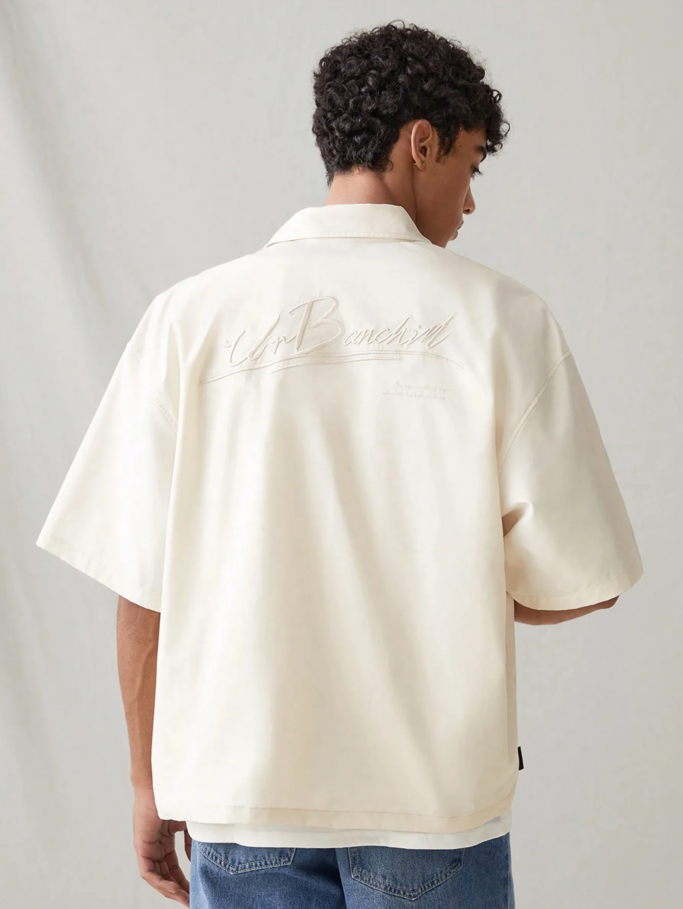 

Men's Loose-Fit Short Sleeve Collared Shirt with Embroidered Script Design for Casual Daily Wear