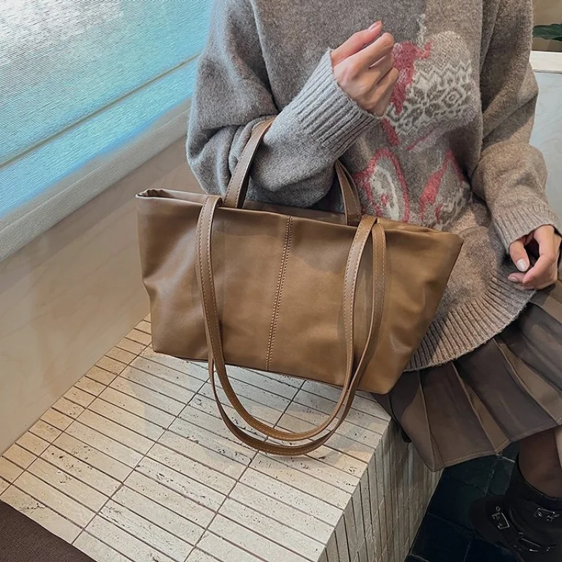 

Fashionable Ladies Messenger Bag Made Of Premium Leather Boasting Paris Casual Vintage Stylish Daily Look​