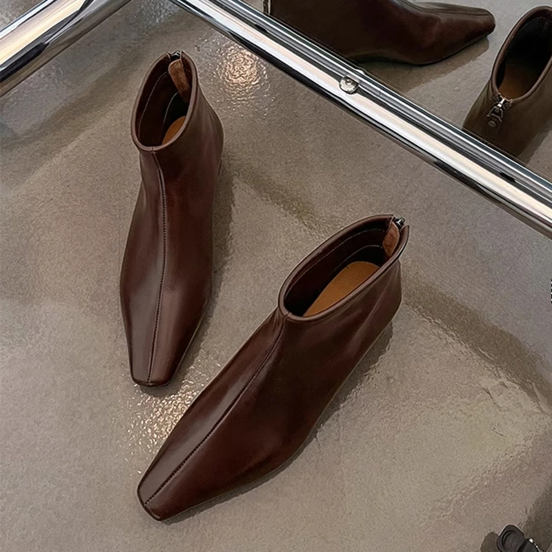 حذاء من الجلد للنساء الشقق موضة أحذية من الجلد 2025 مصمم أحذية الشتاء الاتجاه الجديد فستان المشي قصير تشيلسي موهير بوتاس