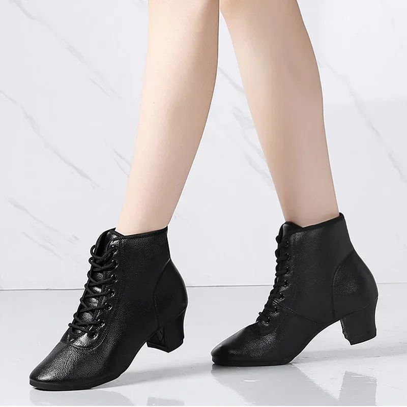 2025 Yeni Kadın Balo Salonu Latin Dans Ayakkabıları Caz Modern Dans Ayakkabıları Dantel Up Dans Botları Kırmızı Siyah Spor Dans Spor Ayakkabıları