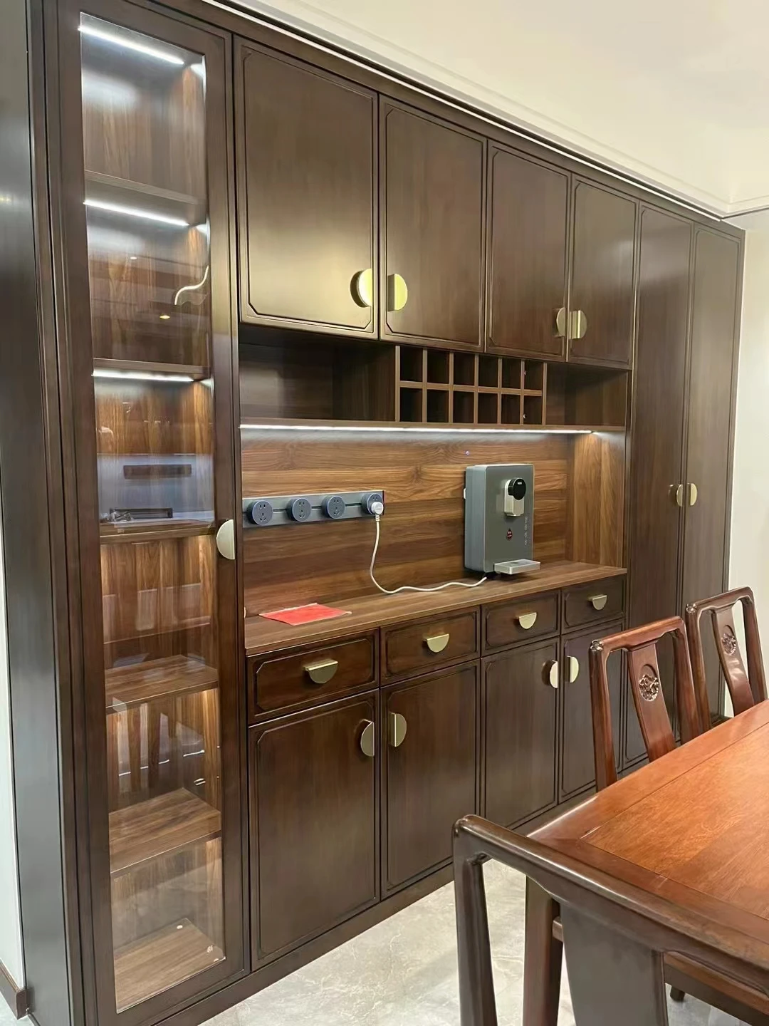 ^Customized Solid Wood Modern Living Room Cabinet Raised Panel Doors Adjustable Height Global Customization Available