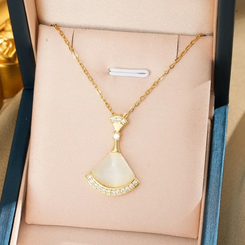 

Этот бестселлер колье с бриллиантами «кошачий глаз», который также высококачественный шарм для женщин.