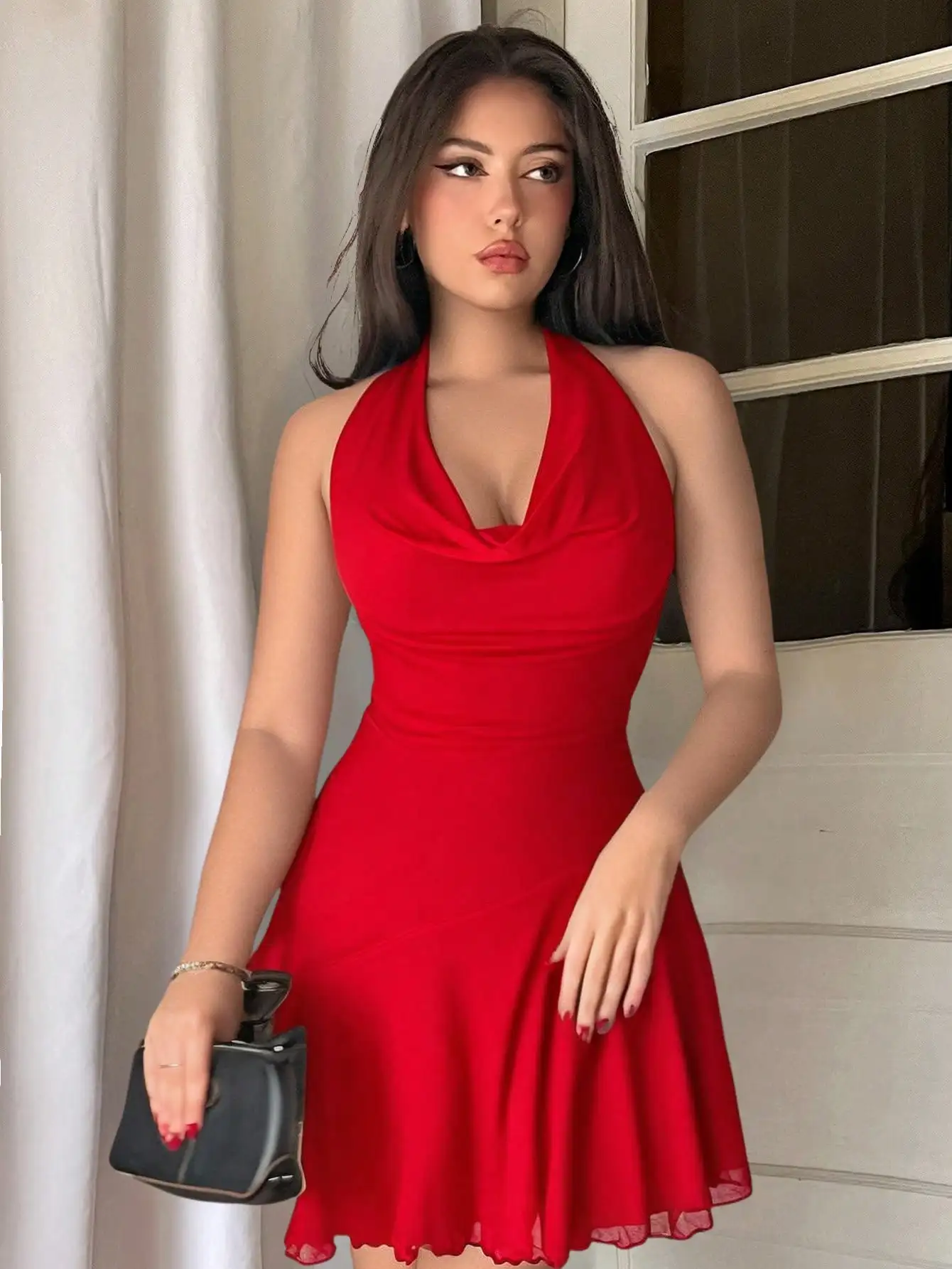 

Красное мини-платье с V-образным вырезом, драпировкой на талии и асимметричным подолом