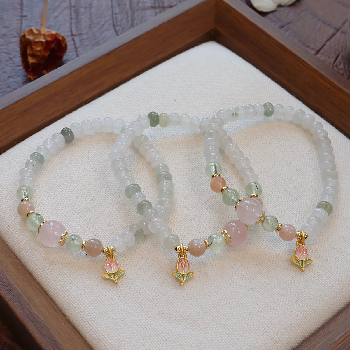 

Natural Tianshan Jade Abacus Beads Rose Quartz Beaded Strand Stretch Bracelet for Women Cute Flower Pendant Handmade Jewelry