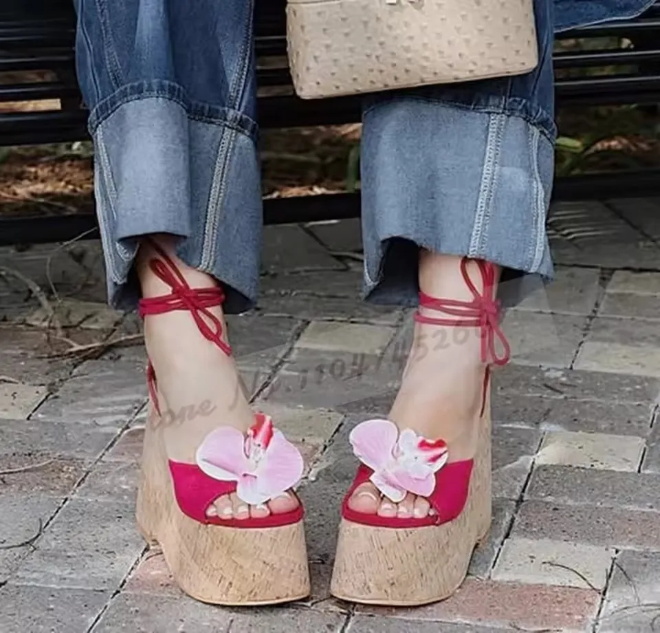 Женские босоножки на пробковой платформе с розовым цветком, деревянные модельные туфли на танкетке с розовым цветком, неоново-зеленые туфли-лодочки на шнуровке с открытой пяткой