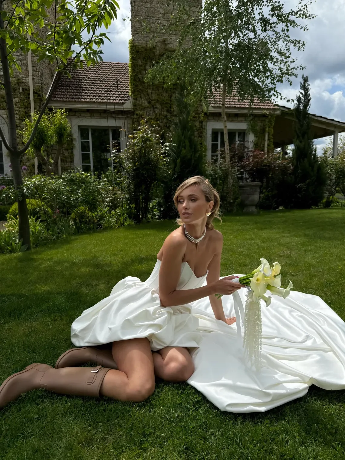 Modern Minimalist V-neck Satin Wedding Dress Pleat Strapless for Bridal Dress Dubai Women's Bridal Wedding Dress Custom