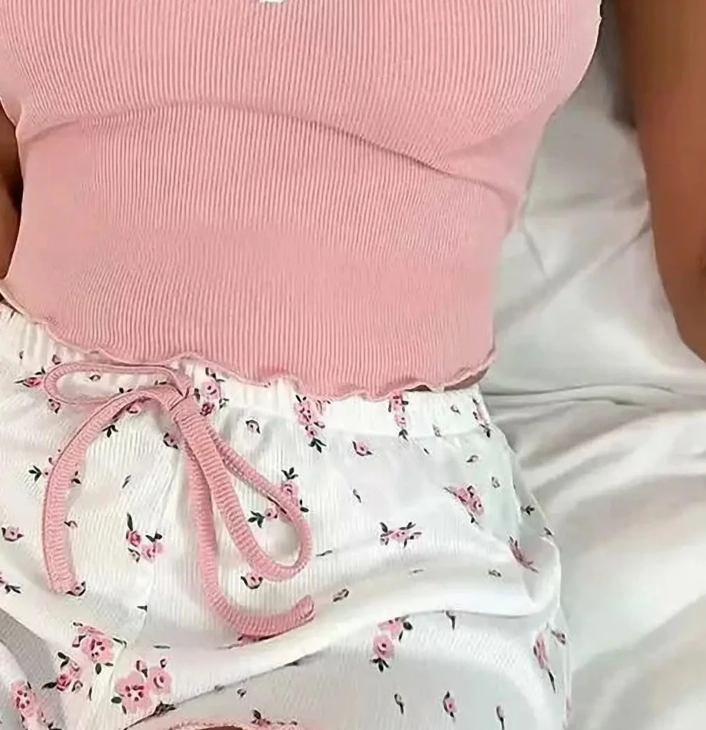 

Женский пижамный комплект с V-образным вырезом и кружевными вставками, топ-майка и шорты с принтом, мягкая одежда для сна и отдыха