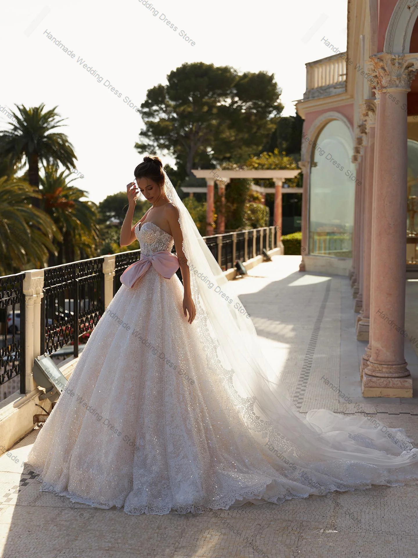 Abito da sposa glitterato con fiocco in cristallo lucido, sexy, con scollo a cuore, senza maniche, linea ad A, abito da sposa personalizzato con lacci sul retro, abito lungo da chiesa
