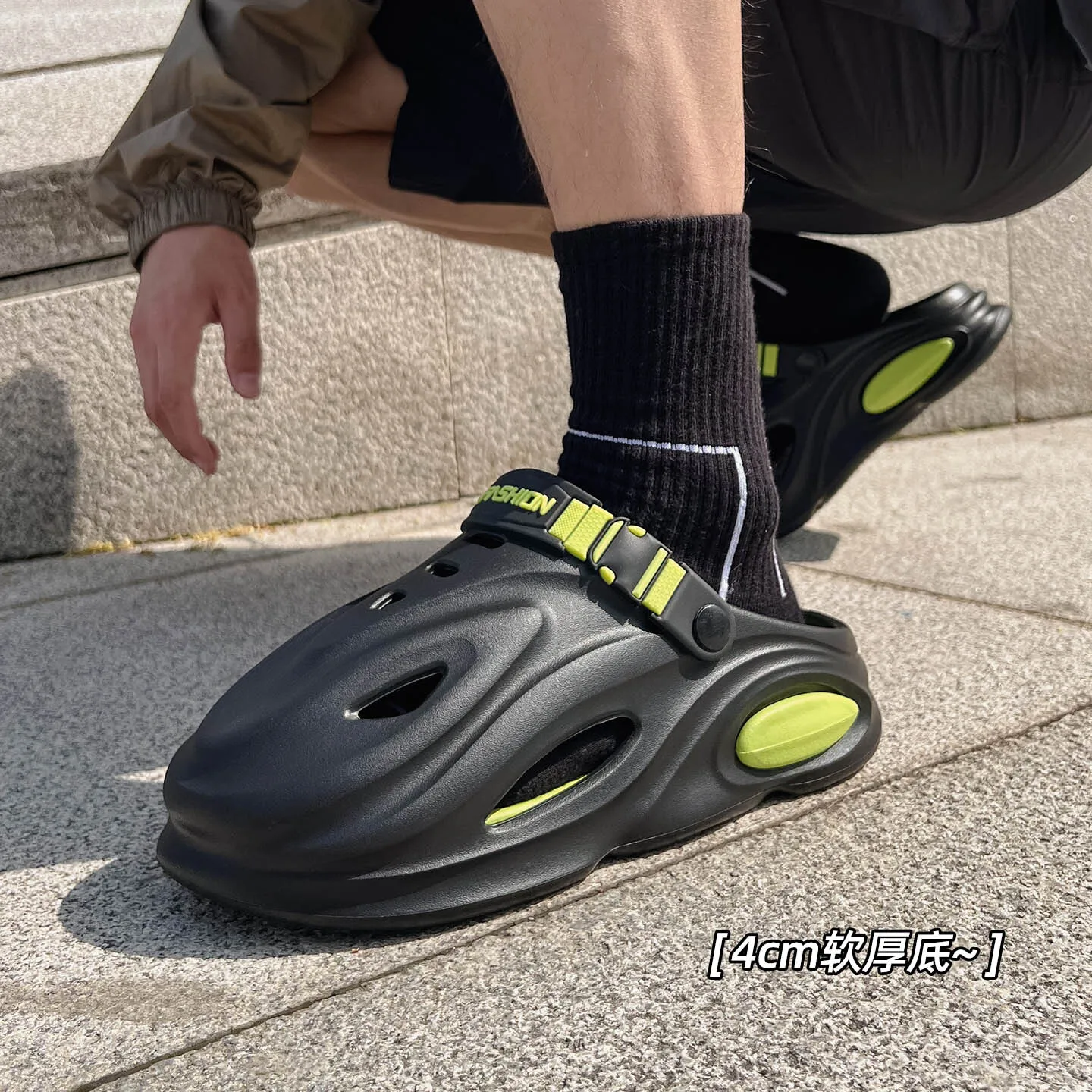 

2026 Spring Summer New Arrival Trendy Color Block Hollow Out Clogs Men Comfort Closed Toe Casual Shoes For Home Outdoor Wear