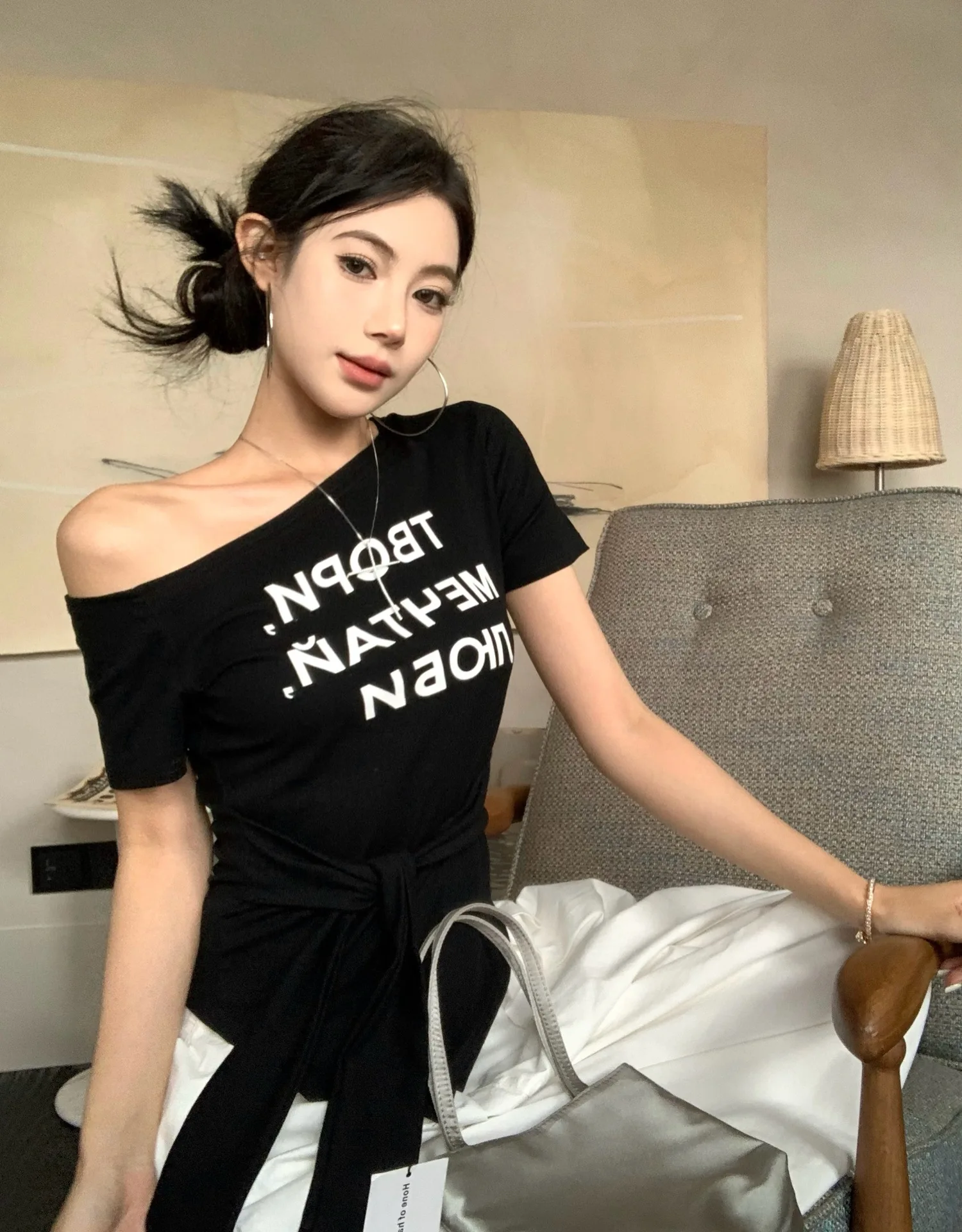 Damen Sommer T-Shirt mit Buchstaben-Print, One-Shoulder, Kurzarm, Slim-Fit Top, Mädchen Kurzes Studenten-Basisshirt, Lässiges T-Shirt für Frauen – Detail 25