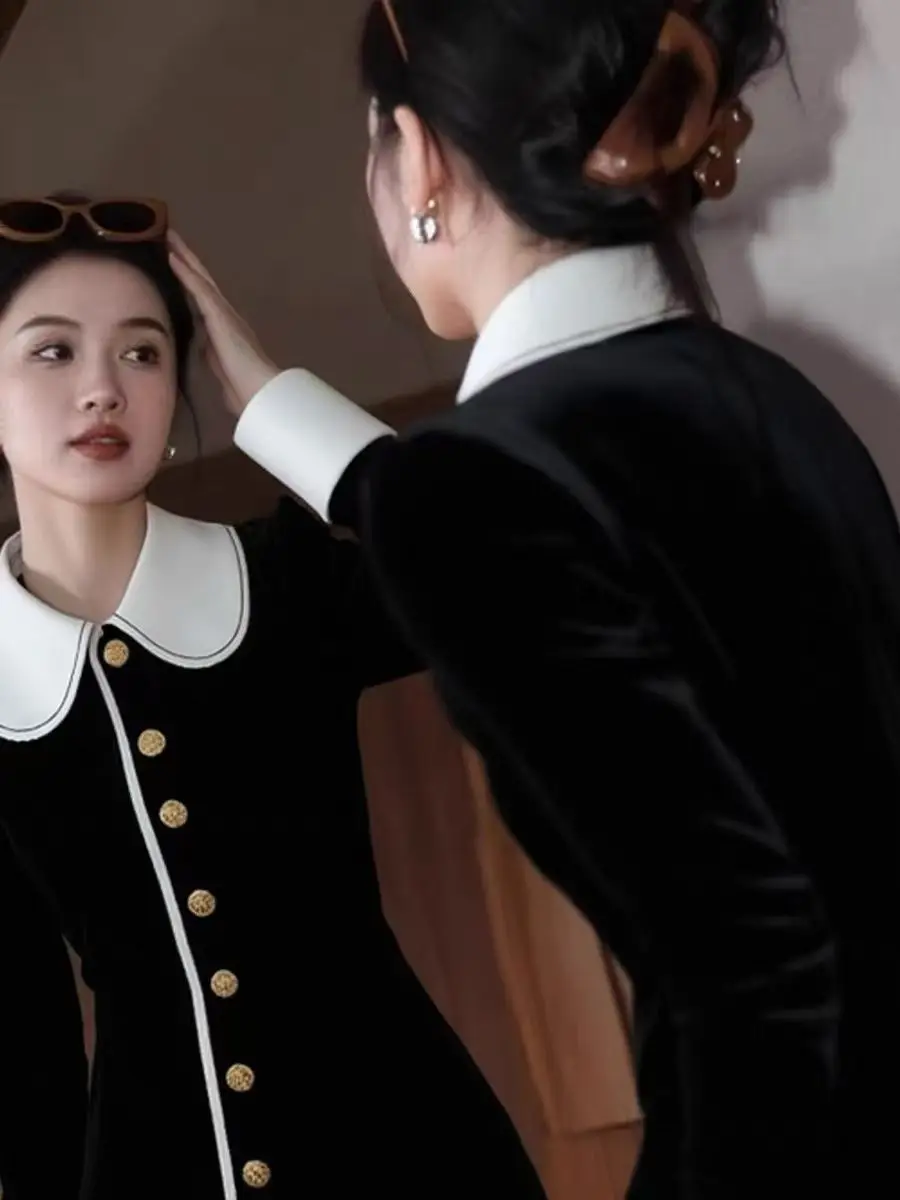 가을의 풍경에 고급스러운 왕실 자매의 느낌을 더한 가볍고 성숙한 아름다움의 헵번 스타일 블랙 드레스 여성을 만나보세요.