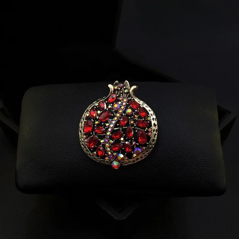 Vintage Distressed Crystal Pomegranate Brooch Exquisite High-end Fruit Lapel Pin Fashion Red Accessory for Women Jewelry 2112