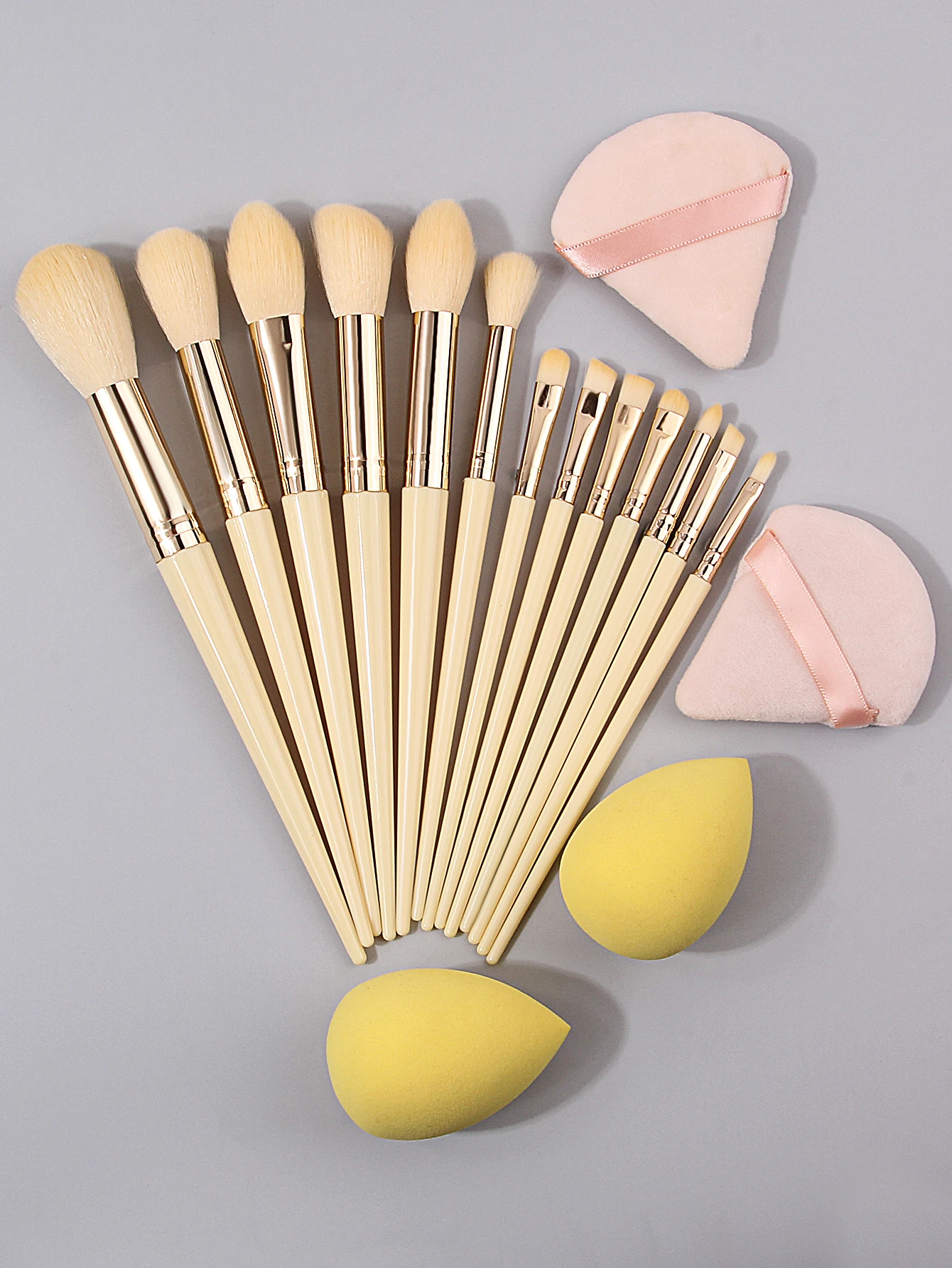 El juego de esponjas para brochas de maquillaje profesional incluye 13 brochas de cerdas suaves, 2 huevos de esponja y 2 polvos triangulares de pu.