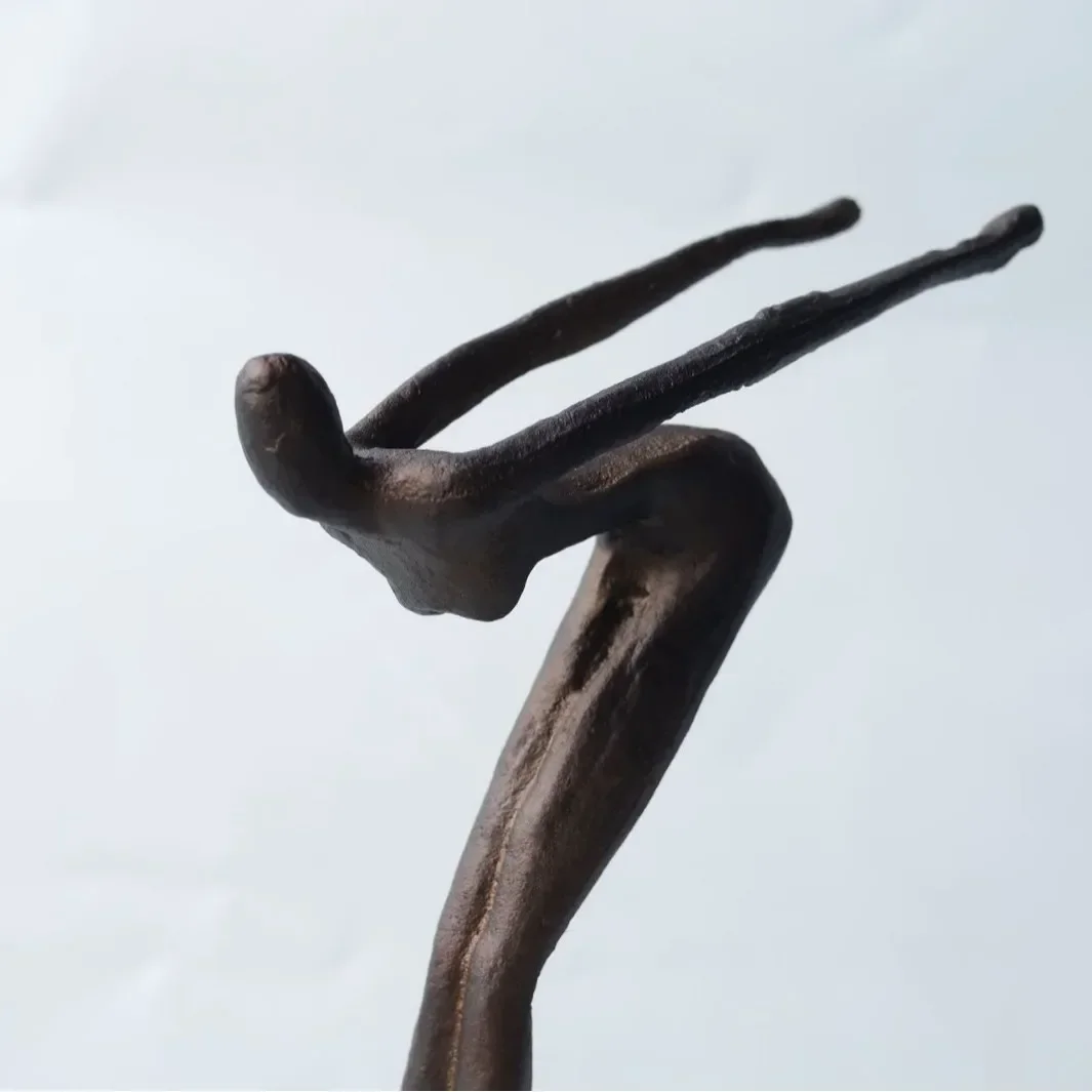 2026 Unique Metal Handicraft Movement Figure Diving Sportsman Abstract Sculpture Swimming Metal Figurine Home Decoration