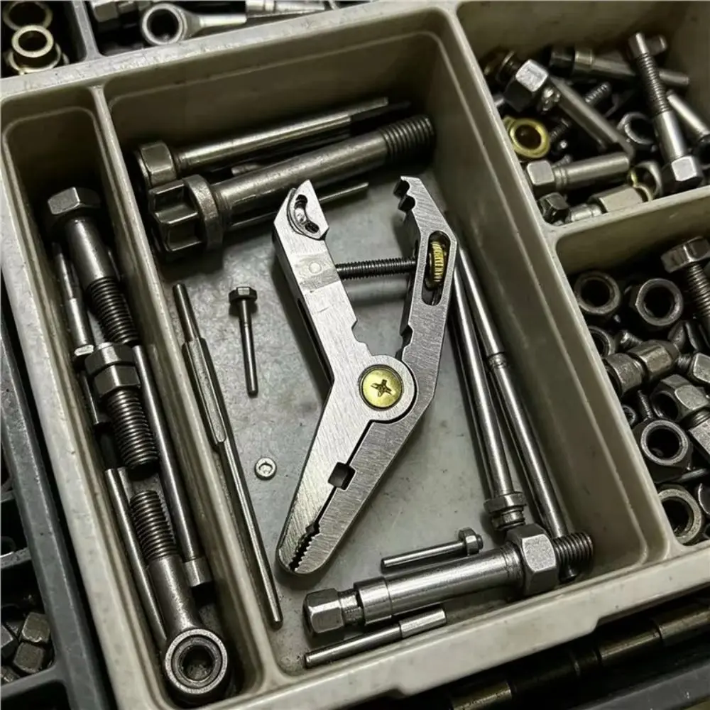 Image of Parallelzange 5-in-1 Multifunktionswerkzeug: Drahtschneider, tragbarer Sechskantschraubendreher, Flaschenöffner, Taschenwerkzeug