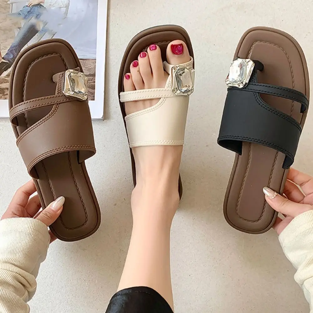 Elegant PVC Rhinestone Toed Slippers PU Leather Non-Slip Flat Slippers Women Beachwear Shoes Summer Toe Ring Flip-flops Ladies