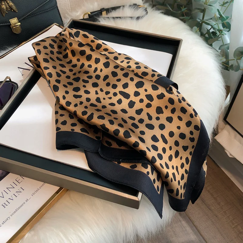 Sommer 100% Reine Seide Quadratischer Schal Damen Klassisches Leopardenmuster Bandana Halstuch Haarschal Stirnband Taschenaccessoire Luxusgeschenk – Detail 6