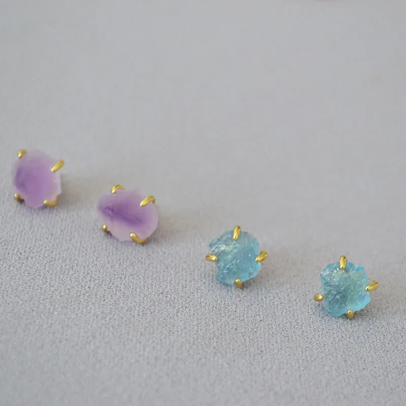 

Niche Light Luxury Brass Four-claw Inlaid with Irregular Rough Stone Aquamarine Amethyst Stone Stud Earrings for Women Classic
