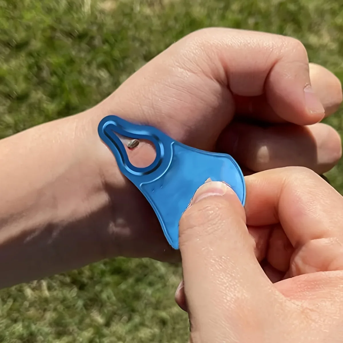 

Portable Pet Flea & Tick Remover, Grooming Tool for Dogs and Cats