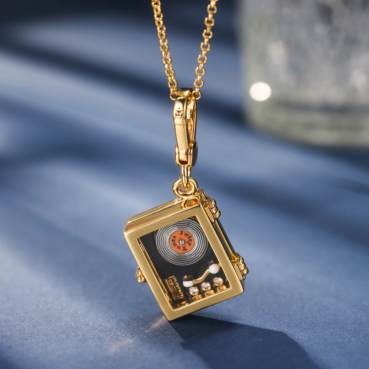 

1Pc Exquisite Trendy Retro Diamond-encrusted Openable Record Player Pendant,A Stylish Gramophone Design,Jewelry Necklace Gift