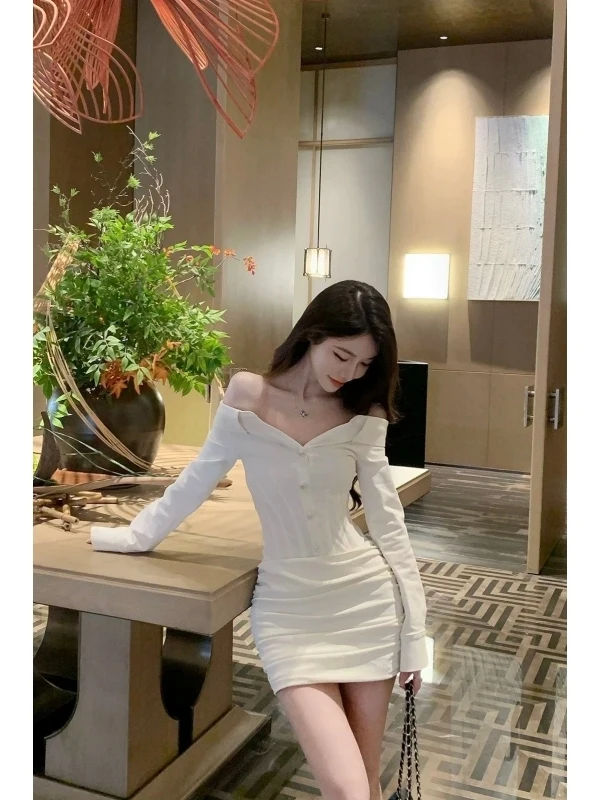 

Платье-рубашка Pure Desire Lady с одним открытым плечом, белое, с дизайнерским акцентом, плиссированное, с длинными рукавами, короткое, с запахом, женская мода