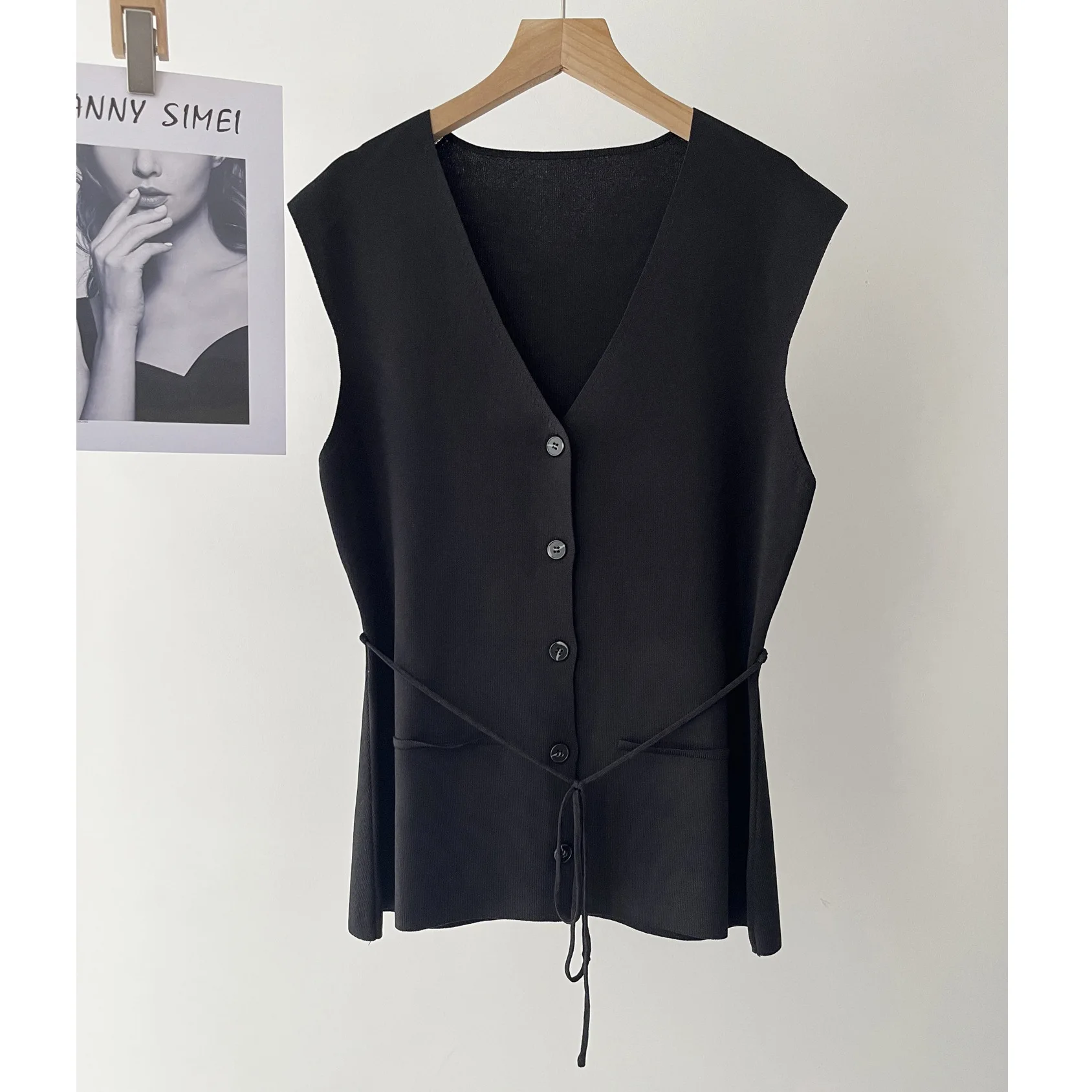

Women's temperament commuter style black V-neck knitted vest spring and summer 16a-1109