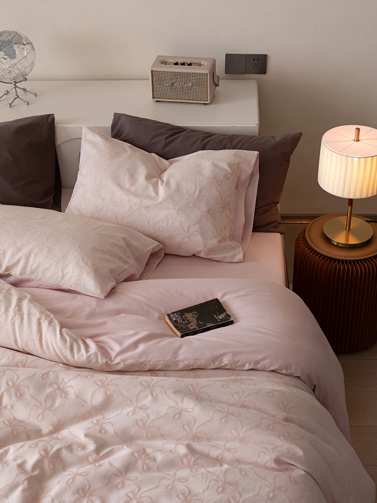 

Новый комплект постельного белья из чистого хлопка 2026 года, 60 нитей, с цветочной вышивкой, 4 предмета: пододеяльник, простыня, наволочки для девочек