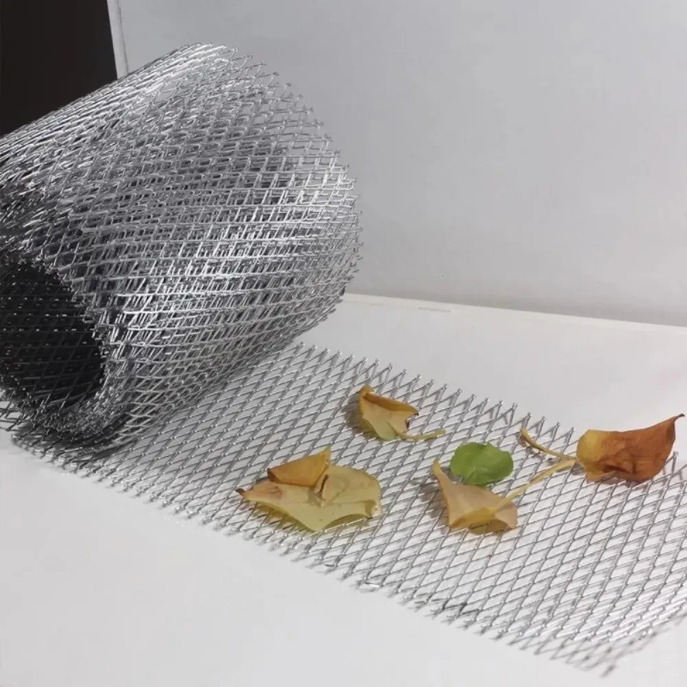 グリッドガターガードフィルターはランダムにカットされ、スムーズな排水を維持します。リーフメッシュガードは排水口を閉じ、詰まりを防ぎます。ガターメッシュ