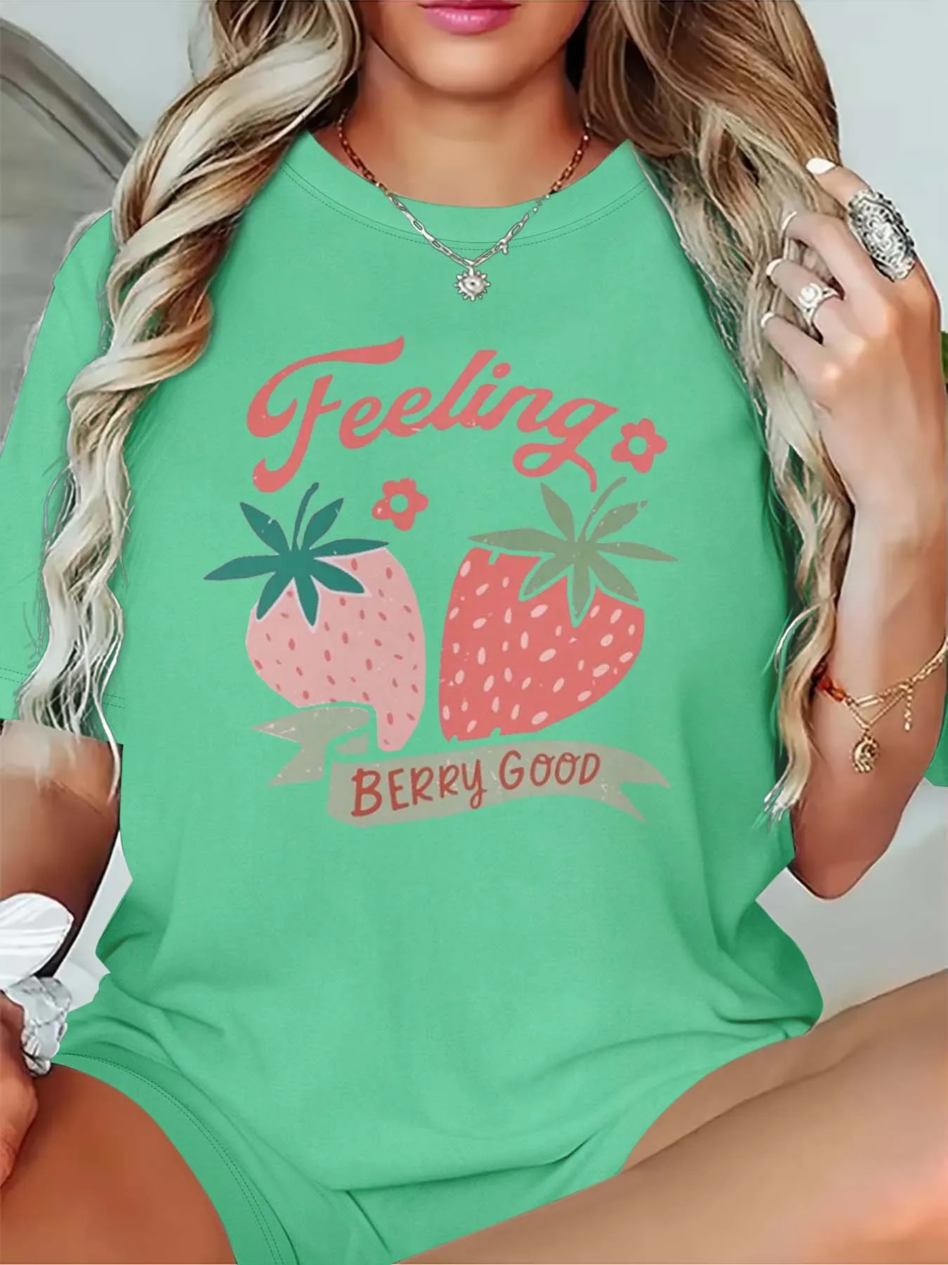 Plus Size Feeling Berry Good Strawberry Themed T-shirt voor vrouwen die zoete en stijlvolle vibes omarmen